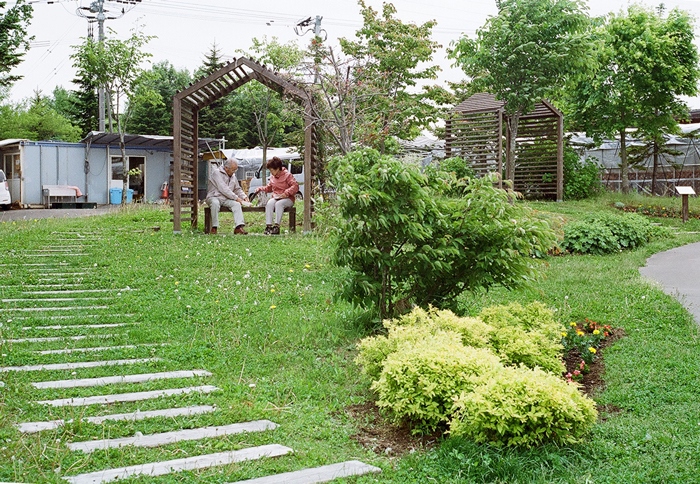 道の駅「花ロード恵庭」で弁当を広げる夫婦_c0182775_16565075.jpg