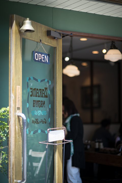 「営業中」を主張するカフェ_d0353489_14565532.jpg