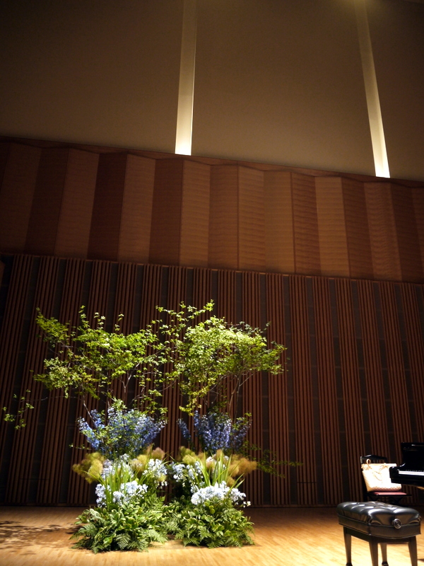 ピアノリサイタルのステージ装花 札幌コンサートホールkitara小ホール 17 06 08 札幌 花屋 Mell Flowers