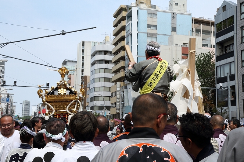 都内最大級の千貫神輿が、下町の路地を練り歩く（台東区鳥越祭） : 旅