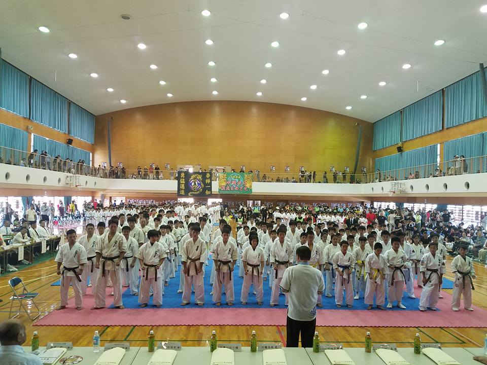 初めてで、443人の選手が出場する夢の大会！！「第1回沖縄県空手道錬成大会」_c0186691_1064770.jpg