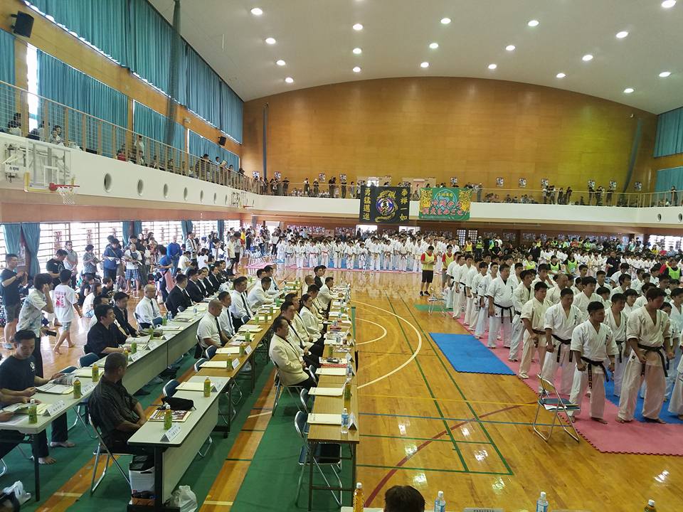 初めてで、443人の選手が出場する夢の大会！！「第1回沖縄県空手道錬成大会」_c0186691_107214.jpg