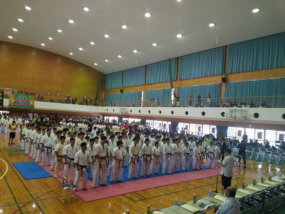 初めてで、443人の選手が出場する夢の大会！！「第1回沖縄県空手道錬成大会」_c0186691_107563.jpg