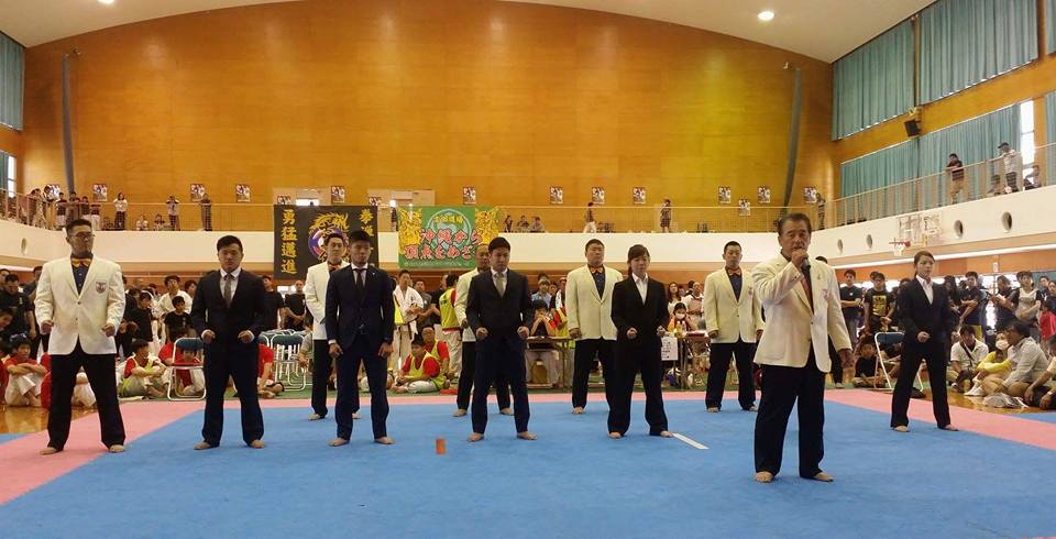 初めてで、443人の選手が出場する夢の大会！！「第1回沖縄県空手道錬成大会」_c0186691_1093558.jpg