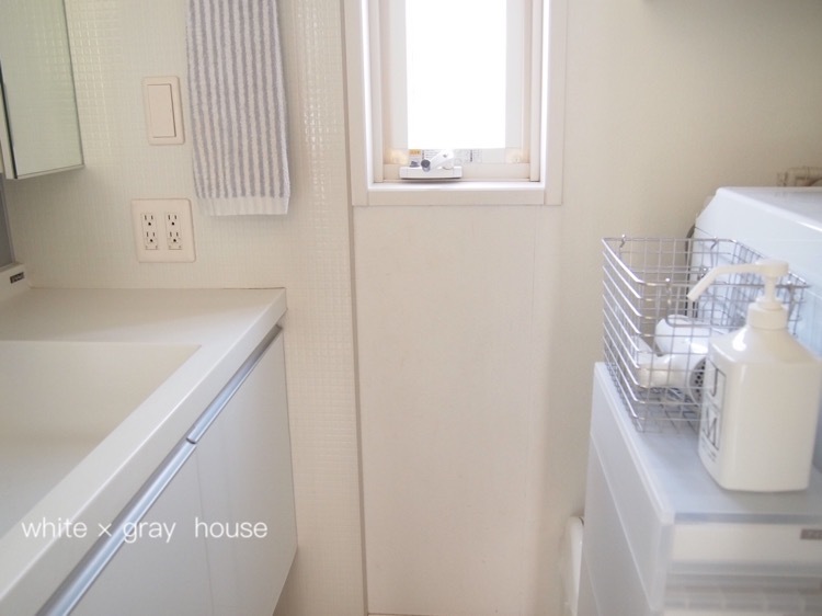 ドライヤーの収納場所 我が家の無印グッズ 洗面所編 白 グレーの四角いおうち