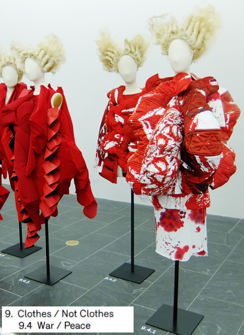 Kawakubo’s collections: 9. Clothes/Not Clothes （9.5 Fact/Fictionまで）_b0007805_4143268.jpg