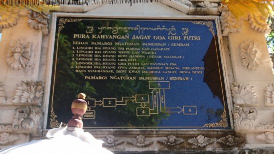まずは Pura Goa Giri Putri でスンバヤン ＠ Suana, Nusa Penida (\'17年5月)_f0319208_16431522.jpg