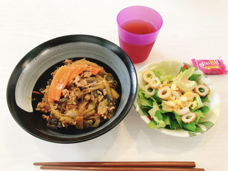 ひだまり工房 昼食 麻婆春雨丼 サラダ 一口チョコ 今日の献立 ひだまり工房 昼食 麻婆春雨丼 サラダ 一口チョコ 今日の献立
