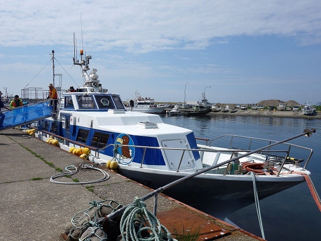 北海道・知床で【ホエールウォッチング】①：海から知床半島の絶景を楽しもう♪ (Whale watching at Rausu, Shiretoko Peninsula, Hokkaido)_d0351878_13151125.jpg