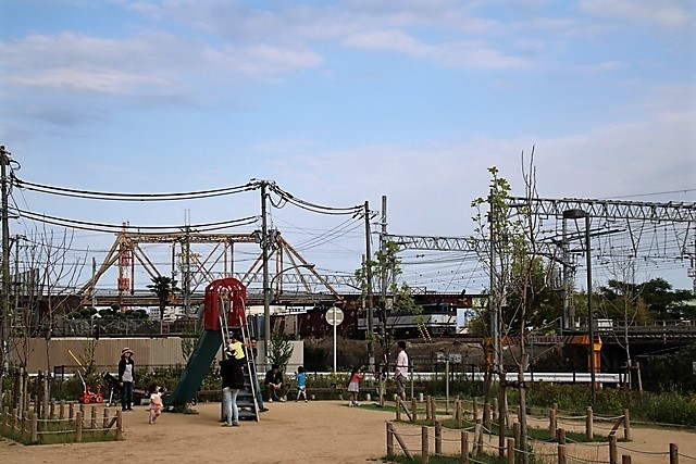 藤田八束の鉄道写真@阪急電車が鉄橋を走る、西宮神祇官西公園からの鉄道写真_d0181492_09473701.jpg