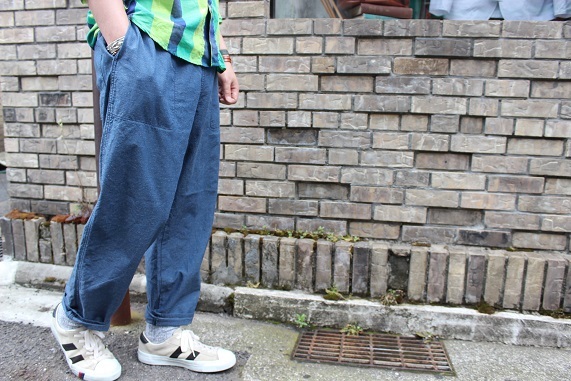 日本の夏を感じさせてくれる「ANACHRONORM」 \"CHAMBRAY EASY PANTS\" ご紹介_f0191324_07404456.jpg