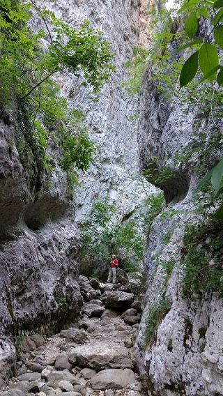 岩間の大冒険、アブルッツォ チェラーノ渓谷_f0234936_17513556.jpg