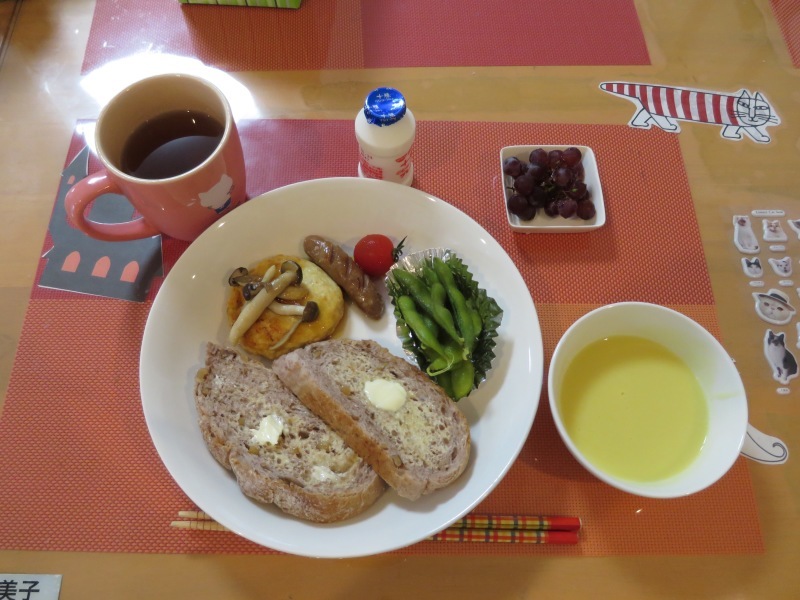 あじさい荘朝食　豆腐バーグ　くるみぱん　ぶどう_c0357519_10524960.jpg