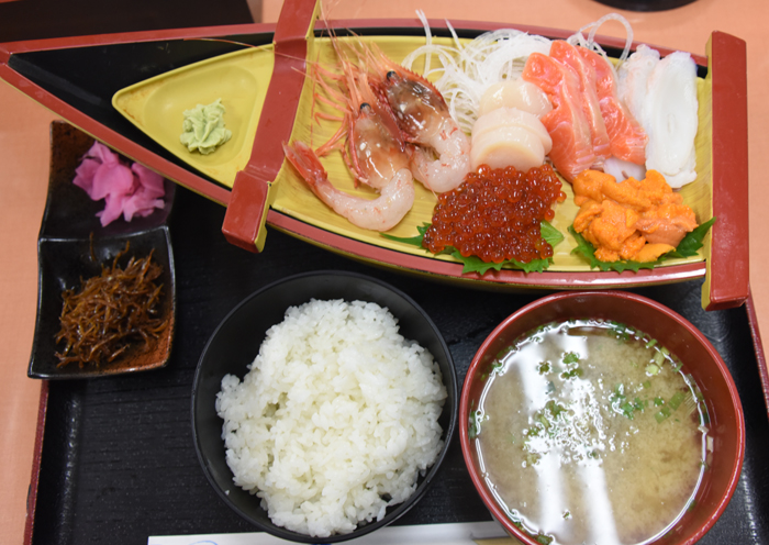 礼文島のウニがうますぎてヤバイ！日本最北端の海の家「あとい食堂」のウニ丼・舟盛おすすめ！_e0171573_11464127.jpg