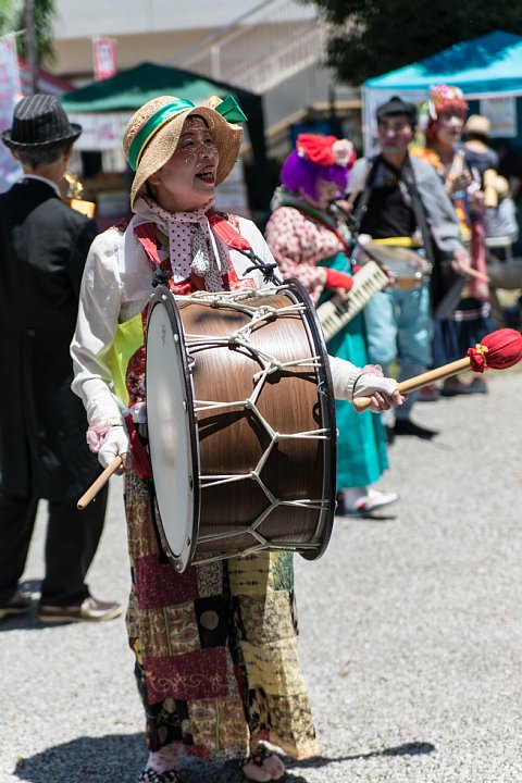 シュールで過激なチンドン屋さん_d0353489_2229715.jpg