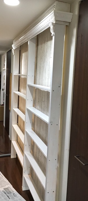 廊下にフレンチ風な本棚を作りました。_e0237680_17164937.jpg