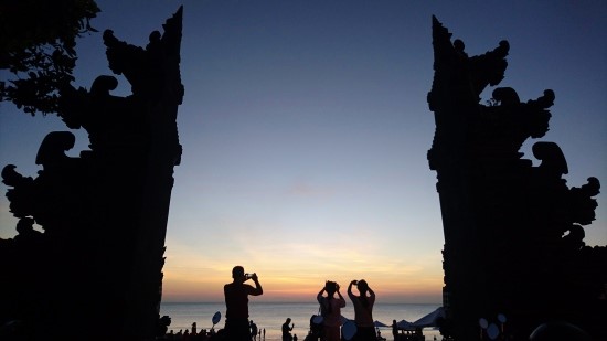 Jimbaran Beach で 通りすがりに夕陽を見るのだ！ （’17年5月)_d0368045_2503592.jpg