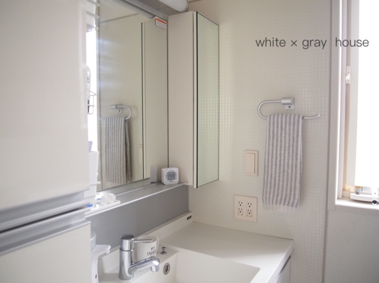 洗面台の小さな鏡裏収納 初公開 収納グッズはダイソー商品 白 グレーの四角いおうち