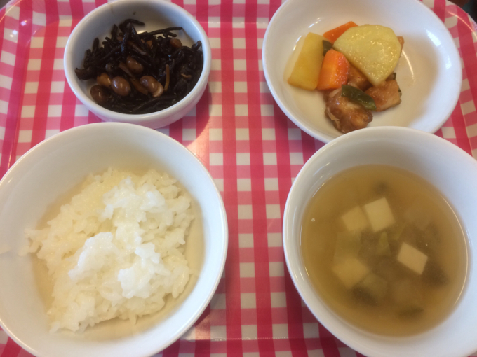 6月28日の給食。とうもろこしの皮むきをしました♪_c0293682_13395177.jpg