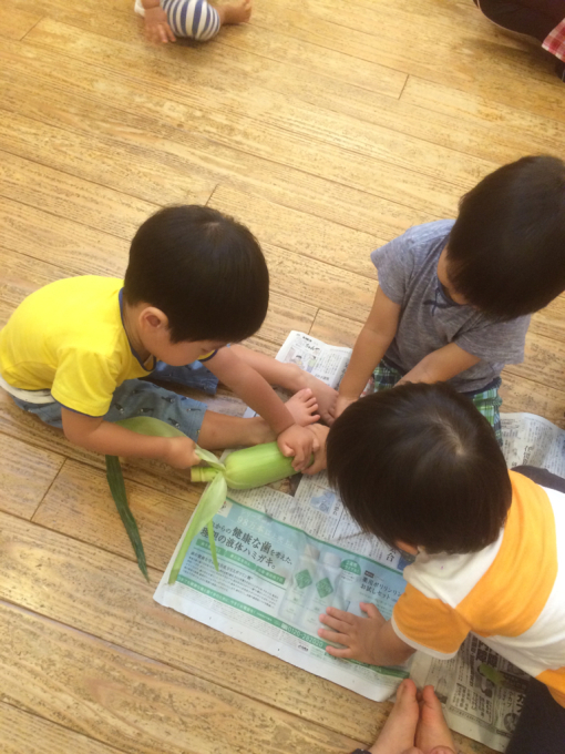 6月28日の給食。とうもろこしの皮むきをしました♪_c0293682_13395403.jpg