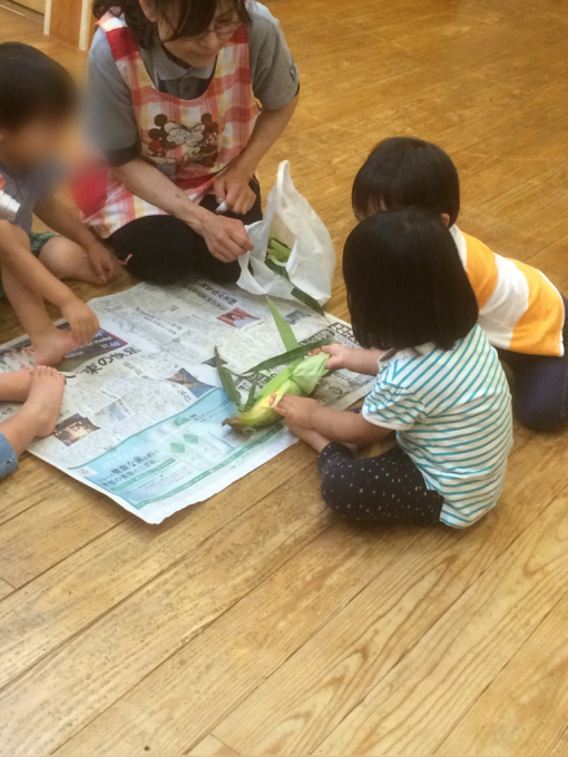 6月28日の給食。とうもろこしの皮むきをしました♪_c0293682_13395425.jpg