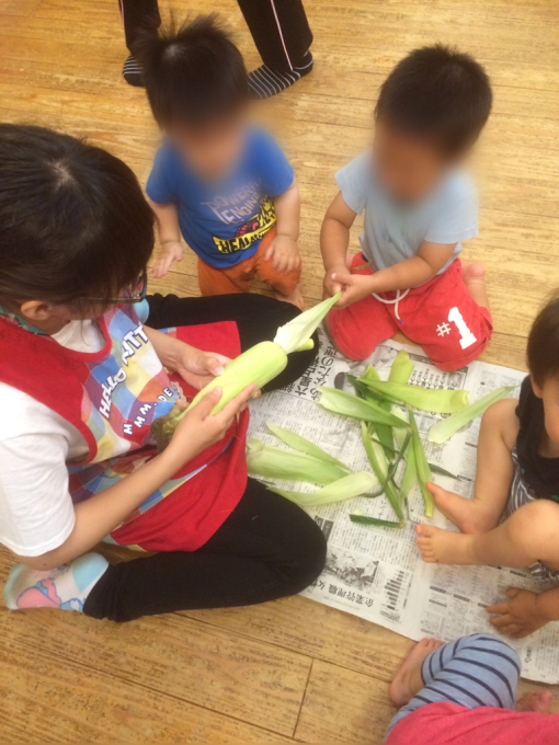 6月28日の給食。とうもろこしの皮むきをしました♪_c0293682_13395777.jpg