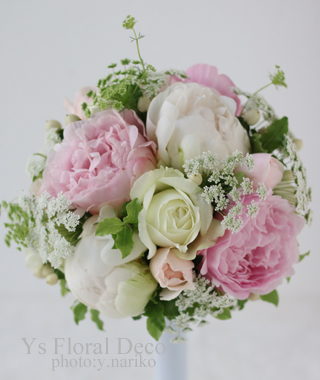 白と淡いピンクの芍薬のラウンドブーケ 総レースのドレスに _b0113510_11085678.jpg