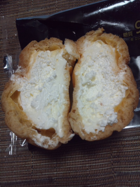 ファミマでライザップ。レアチーズシュー&焼鳥ももタレ_f0076001_22471285.jpg