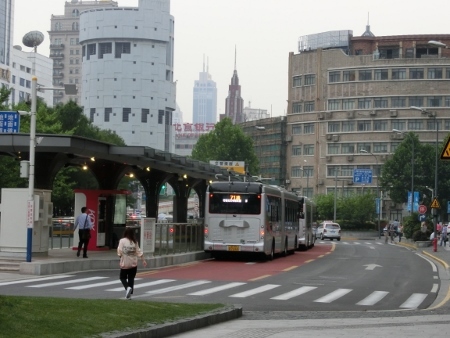 上海★延安路BRT 71路のバス_d0131068_11144194.jpg