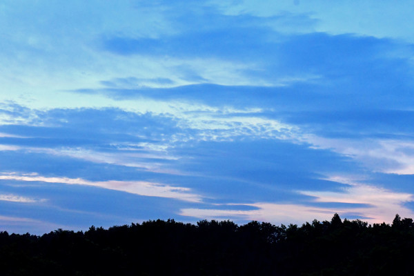 東の空に厚い雲あり_e0119218_07060201.jpg