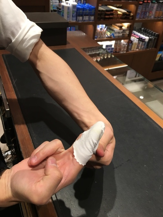 リムーバークロスの巻き方 シューケアマイスター靴磨き工房 銀座三越店 リムーバークロスの巻き方 シューケアマイスター靴磨き工房 銀座三越店