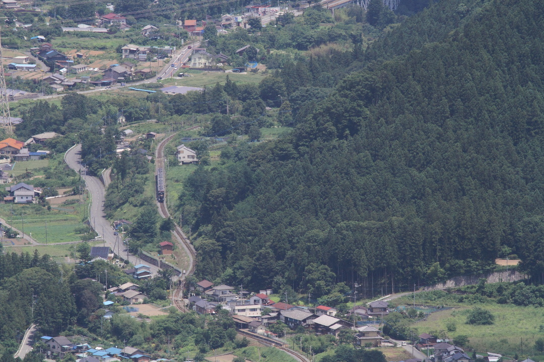 夏の山に沿って汽車が走る - 秩父 -_b0190710_23305165.jpg