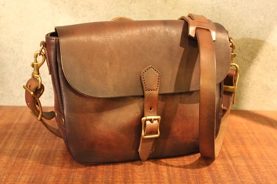 VASCO \"LEATHER POSTMAN MINI SHOULDER BAG\" ご紹介_f0191324_08384114.jpg
