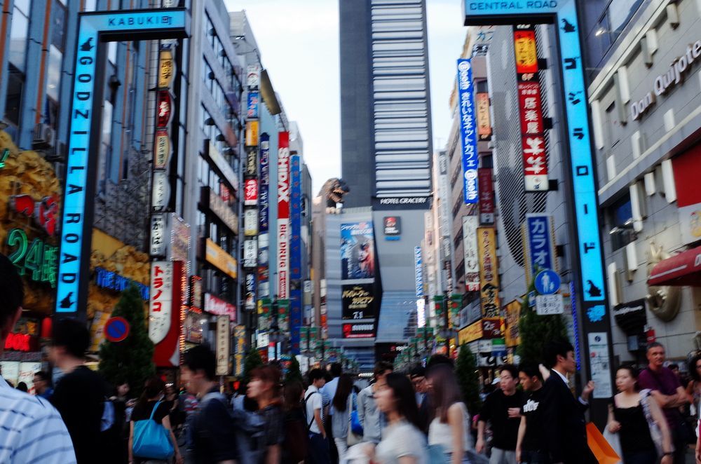 ここは新宿歌舞伎町。雑踏をGRで1/40秒写真術♪・・・ブレとボケ(^-^;_a0031821_18263141.jpg