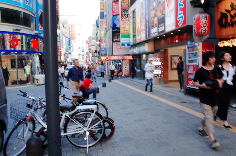 ここは新宿歌舞伎町。雑踏をGRで1/40秒写真術♪・・・ブレとボケ(^-^;_a0031821_18280672.jpg