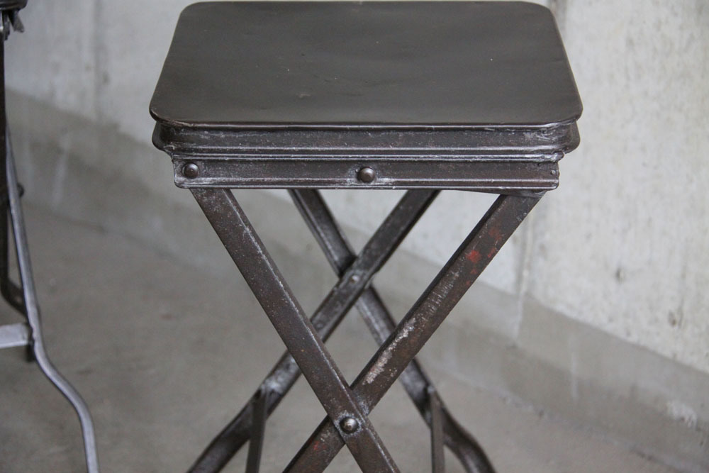 folding metal stool._e0228408_18112288.jpg