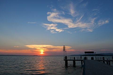 煮えぬ小豆、重曹・停電騒ぎと湖畔の夕焼け_f0234936_5375339.jpg