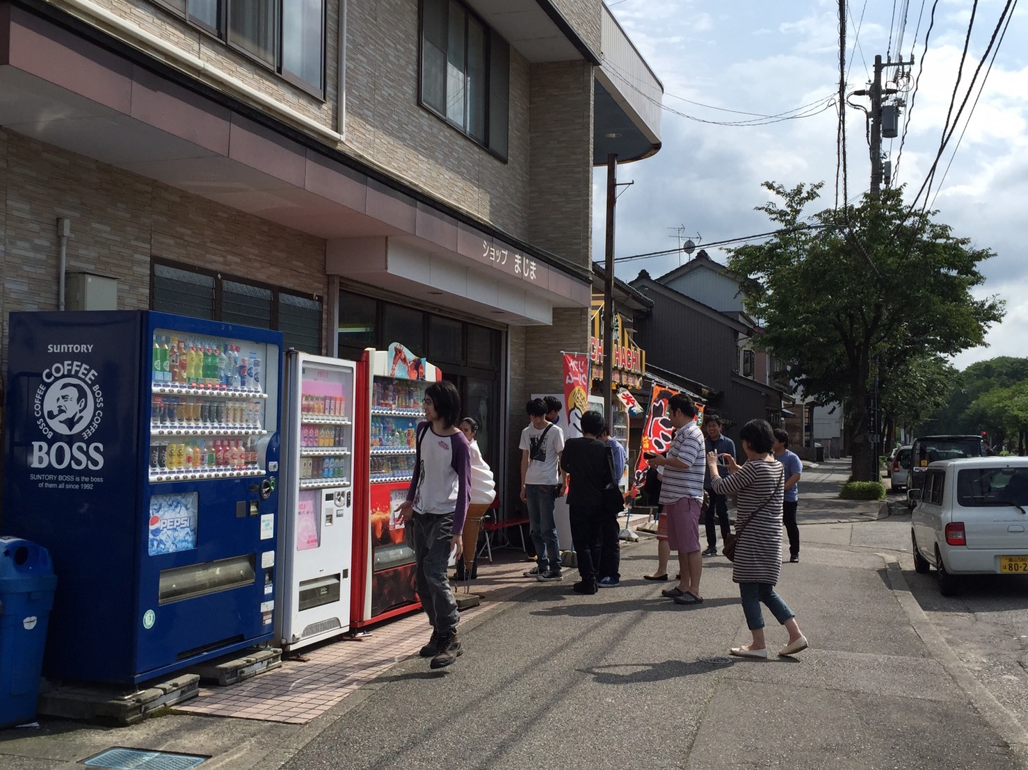 100円ソフトを食べる　〜高岡・美術館むかい〜_e0115738_22203449.jpg