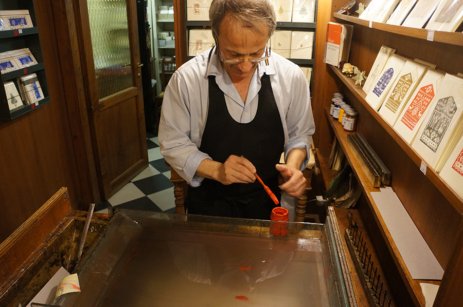 フィレンツェの伝統工芸マーブル紙の実演は毎回感動してしまいます。_f0106597_06112660.jpg