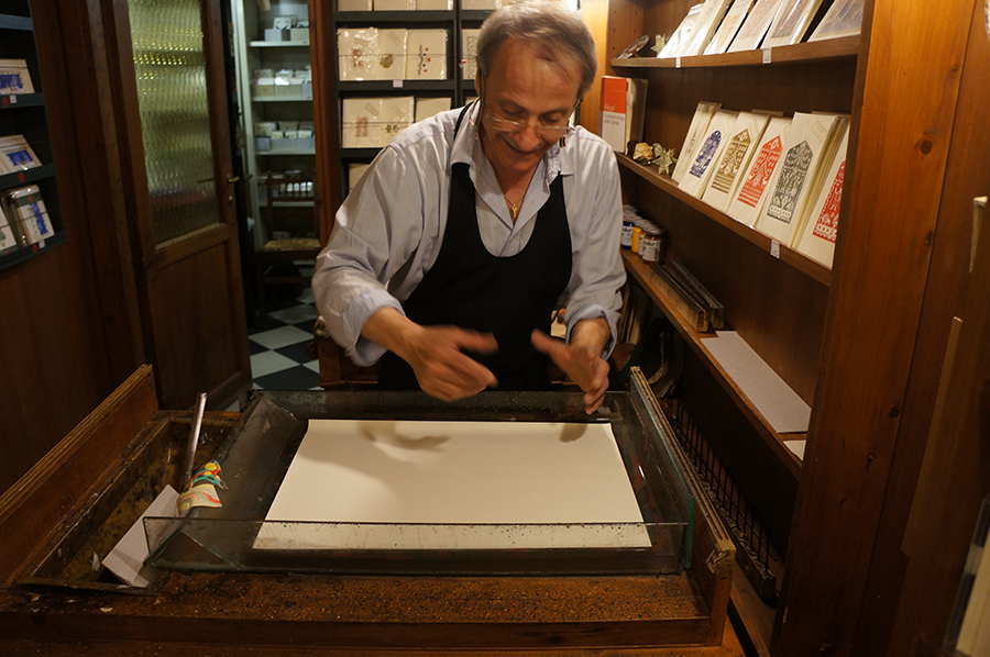 フィレンツェの伝統工芸マーブル紙の実演は毎回感動してしまいます。_f0106597_06165982.jpg