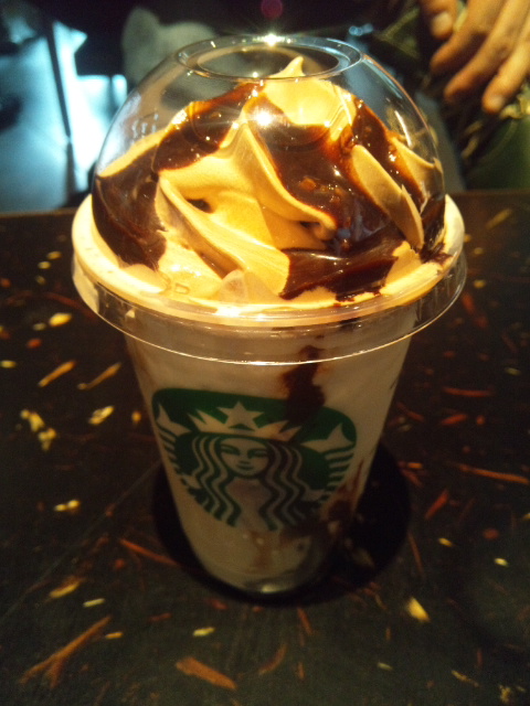スターバックス東急プラザ表参道原宿店限定クランチーアーモンドチョコレートフラペチーノ C b ケーキバイキング ベーグルな日々 スターバックス東急プラザ表参道原宿店限定クランチーアーモンドチョコレートフラペチーノ C b ケーキバイキング ベーグルな日々