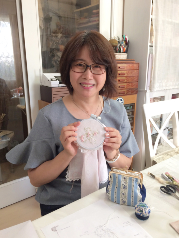 花文字イニシャル刺繍のハンカチレッスン10月にも開催予定です_a0157409_09454138.jpg