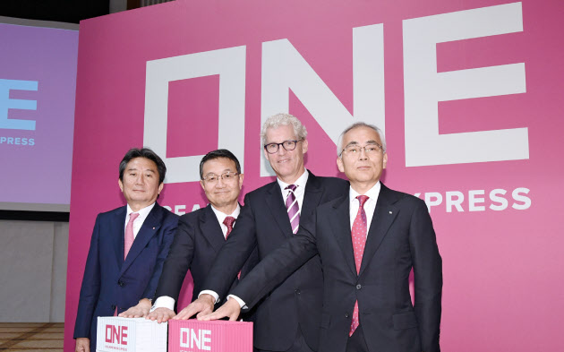 コンテナ船３社統合「ＯＮＥ」発足 _e0158925_19365583.jpg