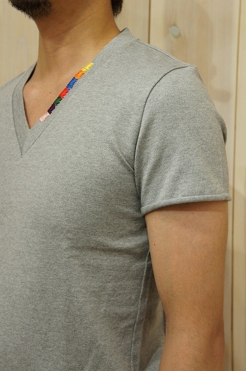 売れてます!【1PIU1UGUALE3】【ウノピュウノウグァーレトレ】MRT093 COT169 RAINBOW V-NECK [95/GRAY]☆そして、連呼。_b0108653_02032912.jpg