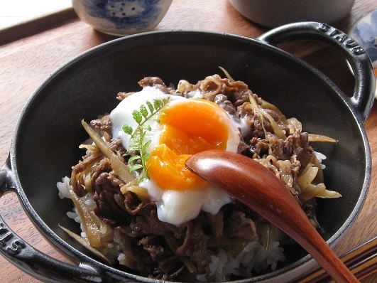 ストウブで、たっぷり牛蒡の牛丼 温玉のせ ＆ 納豆の日♪_d0319943_08112120.jpg