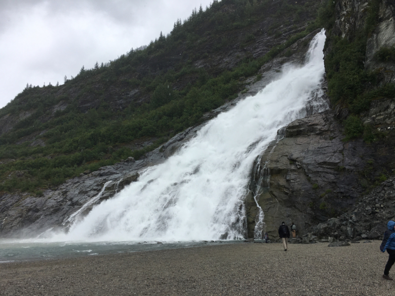 アラスカ ジュノー メンデンホール氷河とナゲット滝_f0054556_12255239.jpg
