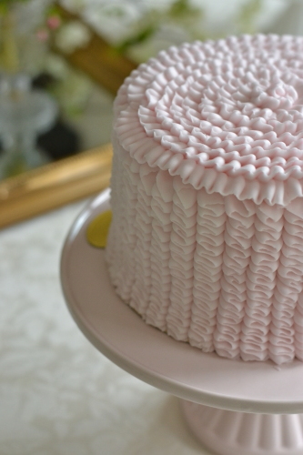 ピンクのパイピングラッフルケーキ メリーゴーランドケーキ Something Sweet