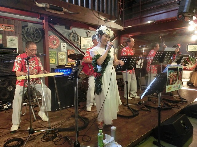 お客さんがいっぱい! 勝亦正人とアロハコールズ 「真珠貝」15周年記念ライヴ_f0141310_07140785.jpg