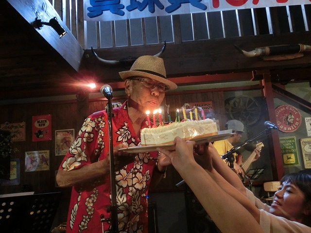 お客さんがいっぱい! 勝亦正人とアロハコールズ 「真珠貝」15周年記念ライヴ_f0141310_07145495.jpg