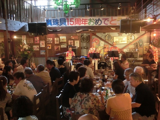 お客さんがいっぱい! 勝亦正人とアロハコールズ 「真珠貝」15周年記念ライヴ_f0141310_07150396.jpg